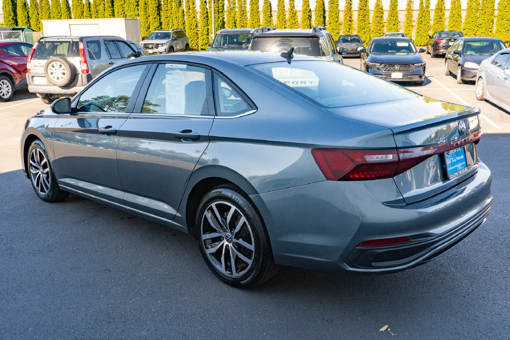 Used 2025 Volkswagen Jetta SE FWD image 10