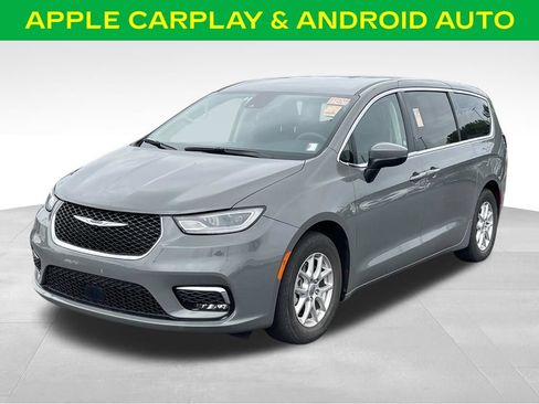 Used 2023 Chrysler Pacifica Touring-L FWD image 4