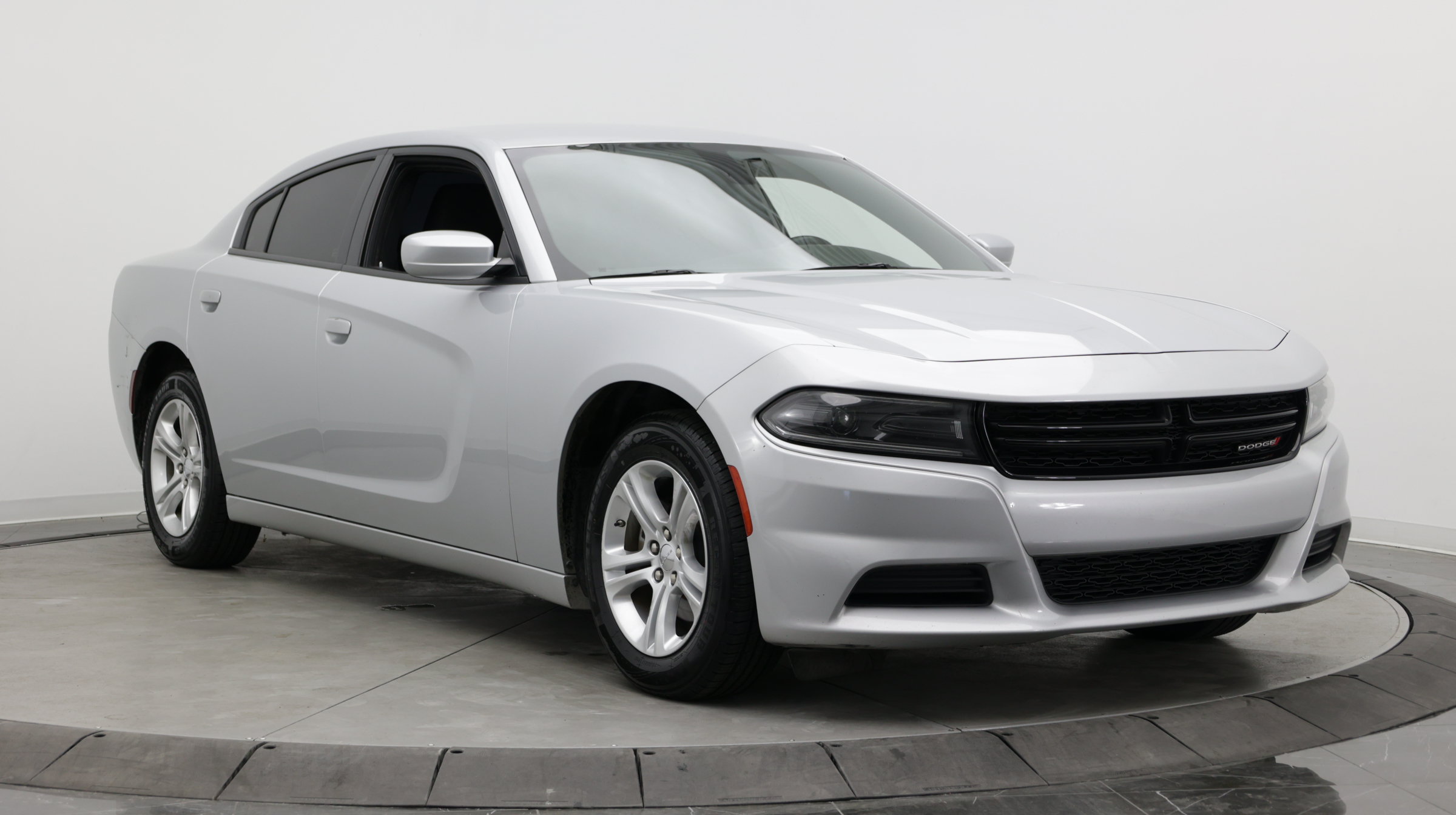 Used 2022 Dodge Charger SXT RWD image 3