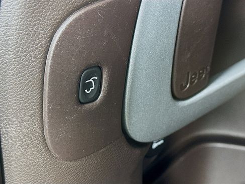 Used 2018 Jeep Cherokee Trailhawk w/ Quick Order Package 27L AWD/4WD image 28