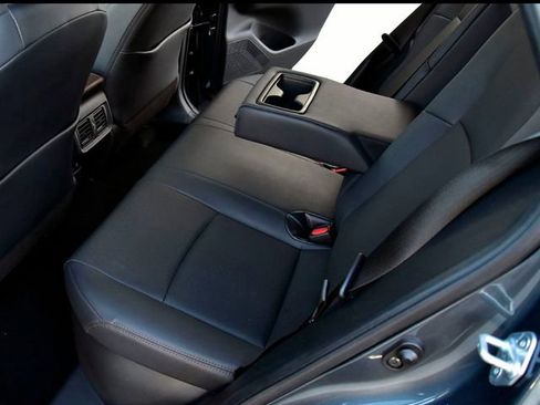 Used 2021 Toyota Venza image 17