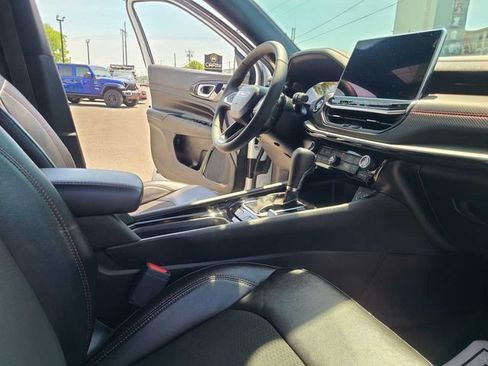 Used 2025 Jeep Compass Trailhawk AWD/4WD image 18