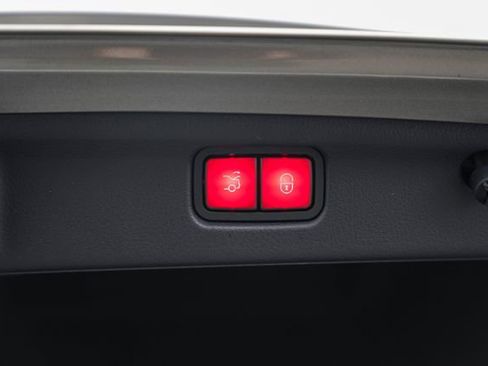 Used 2023 Mercedes-Benz C 300 4MATIC Sedan image 11