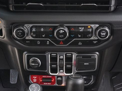 Used 2025 Jeep Gladiator Mojave w/ Convenience Group AWD/4WD image 14