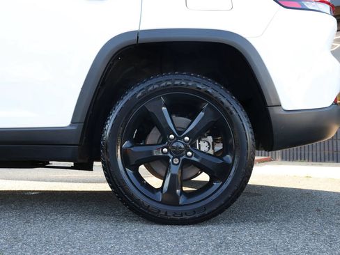 Used 2023 Jeep Grand Cherokee Altitude AWD/4WD image 10