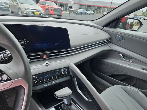 Used 2024 Hyundai Elantra SEL FWD image 18