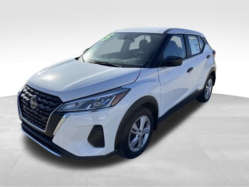 Used 2025 Nissan Kicks Play S image 2