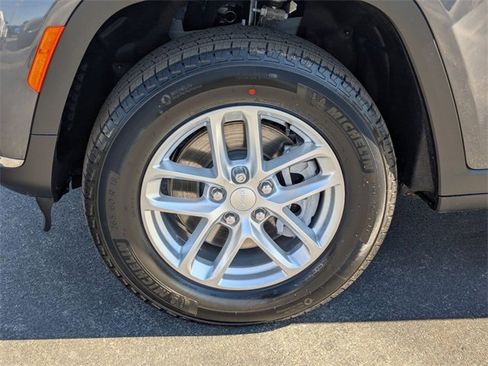 New 2025 Jeep Grand Cherokee L Laredo image 9