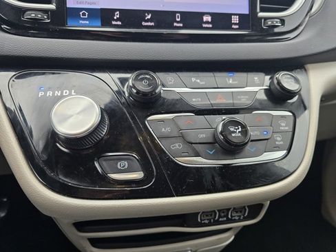 Used 2024 Chrysler Pacifica Touring-L image 18