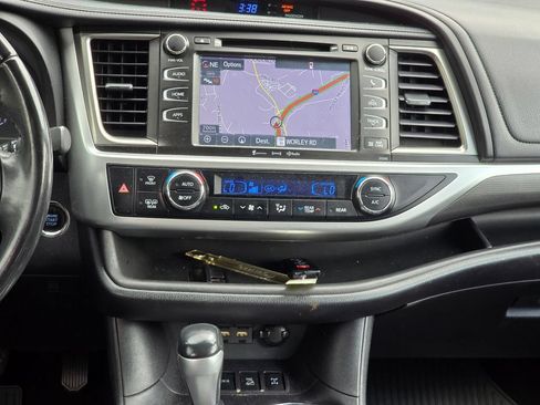 Used 2019 Toyota Highlander SE AWD/4WD image 20