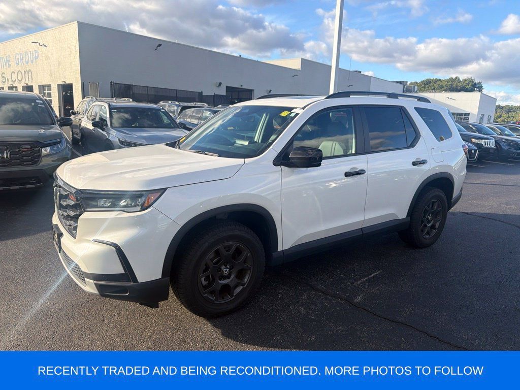 Used 2025 Honda Pilot TrailSport image 2