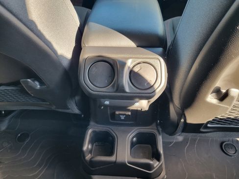 Used 2024 Jeep Gladiator Rubicon w/ Convenience Group image 17