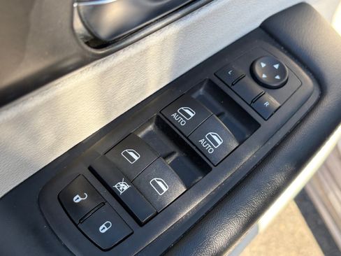 Used 2023 Chrysler Pacifica Touring-L FWD image 16