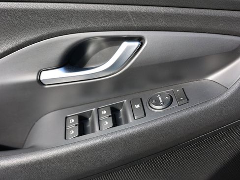 Used 2018 Hyundai Elantra GT image 29