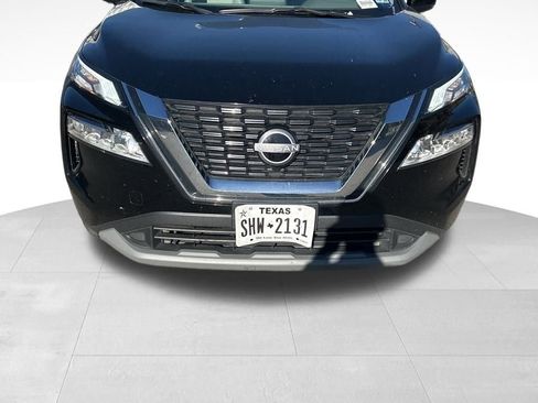 Used 2023 Nissan Rogue SV image 2