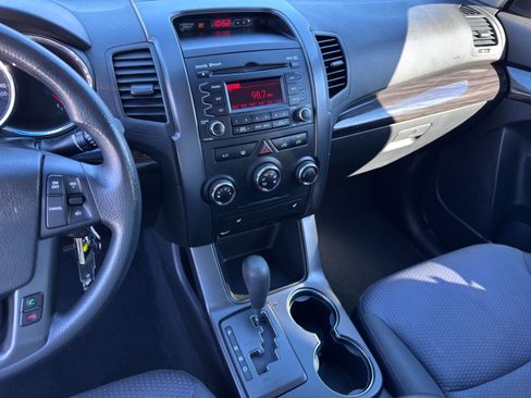 Used 2012 Kia Sorento LX w/ Convenience Pkg image 19