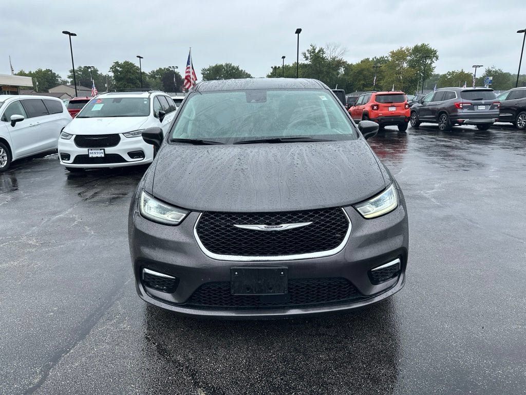Used 2023 Chrysler Pacifica Touring-L FWD image 2