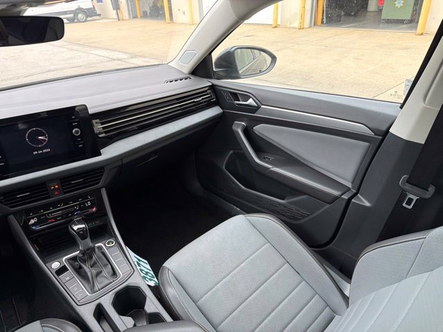 Used 2025 Volkswagen Jetta SE FWD image 18
