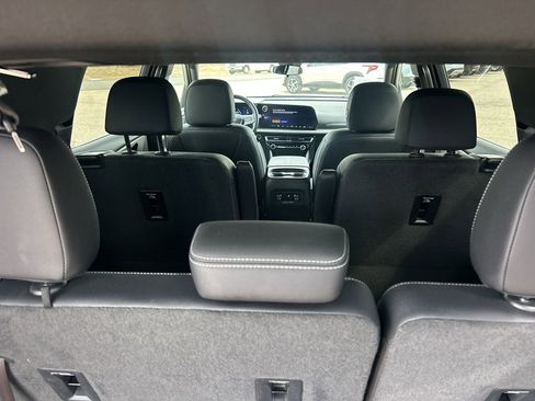 Used 2025 Chevrolet Traverse LT image 13