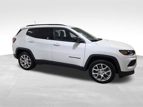 Used 2023 Jeep Compass Latitude image 24