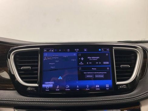 Used 2024 Chrysler Pacifica Limited image 12