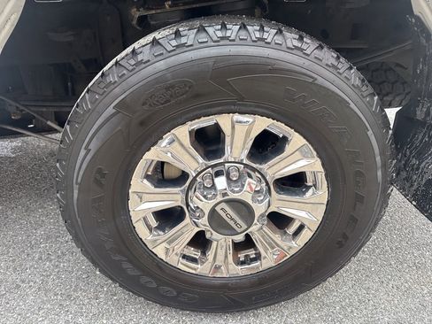 Used 2019 Ford F250 XLT w/ XLT Premium Package image 11