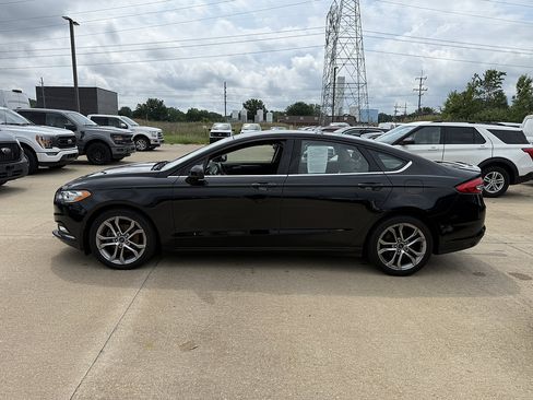 Used 2017 Ford Fusion SE w/ Equipment Group 201A FWD image 2