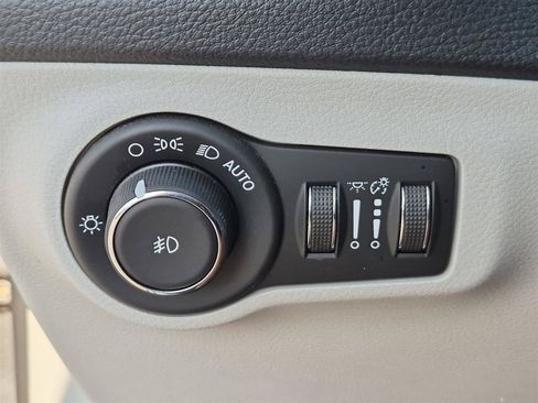 Used 2018 Jeep Compass Latitude FWD image 17