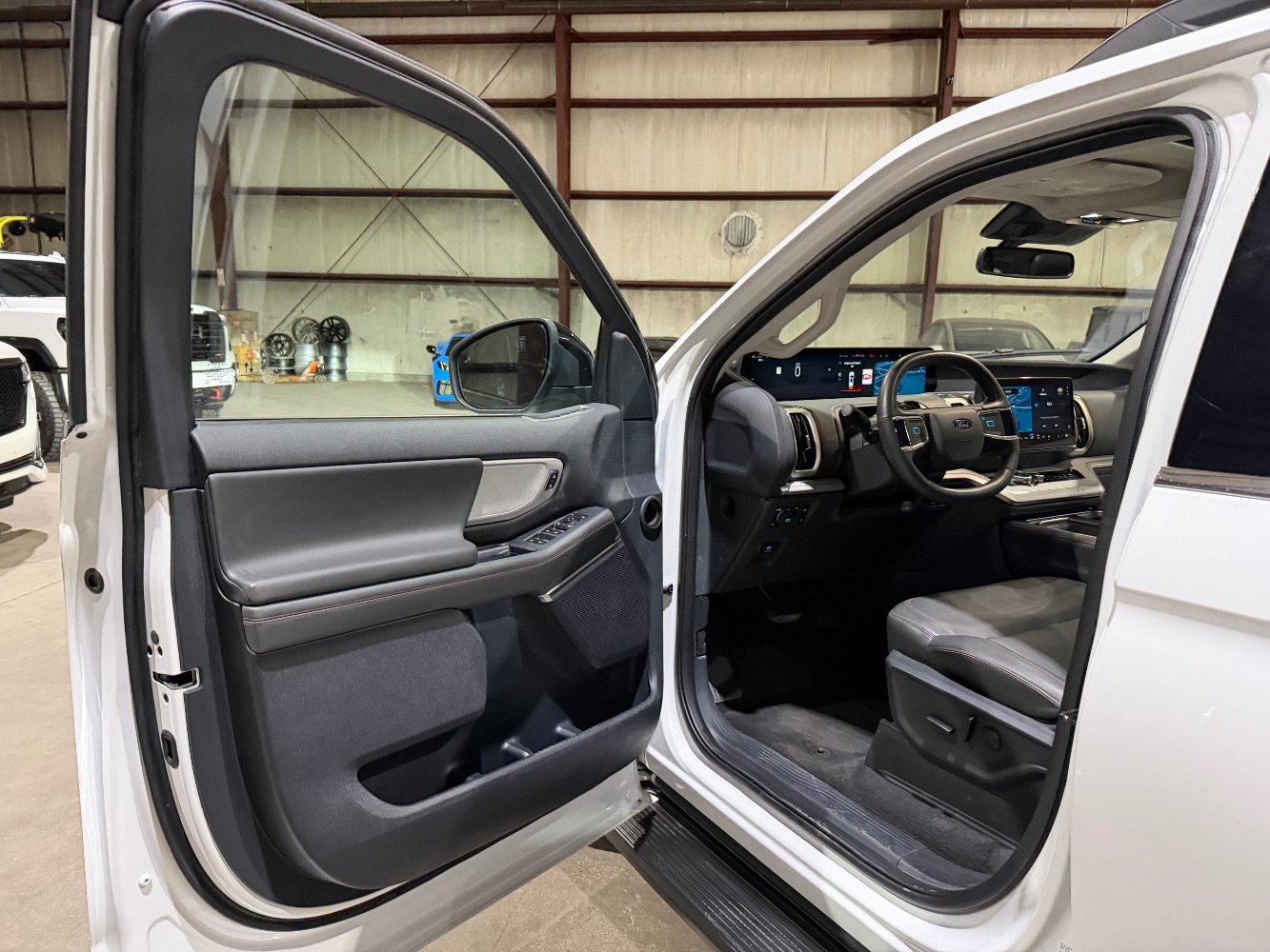 Used 2025 Ford Expedition Active AWD/4WD image 13