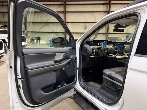 Used 2025 Ford Expedition Active AWD/4WD image 13