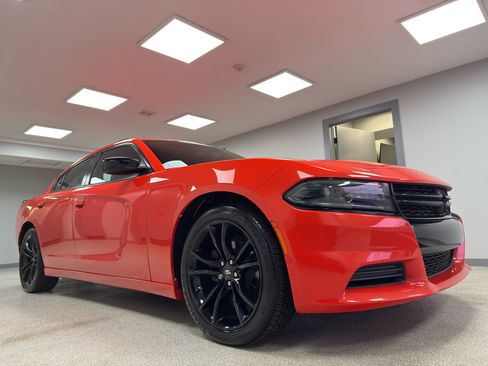 Used 2018 Dodge Charger SXT w/ Blacktop Package image 4