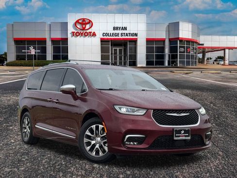 Used 2022 Chrysler Pacifica Pinnacle image 1