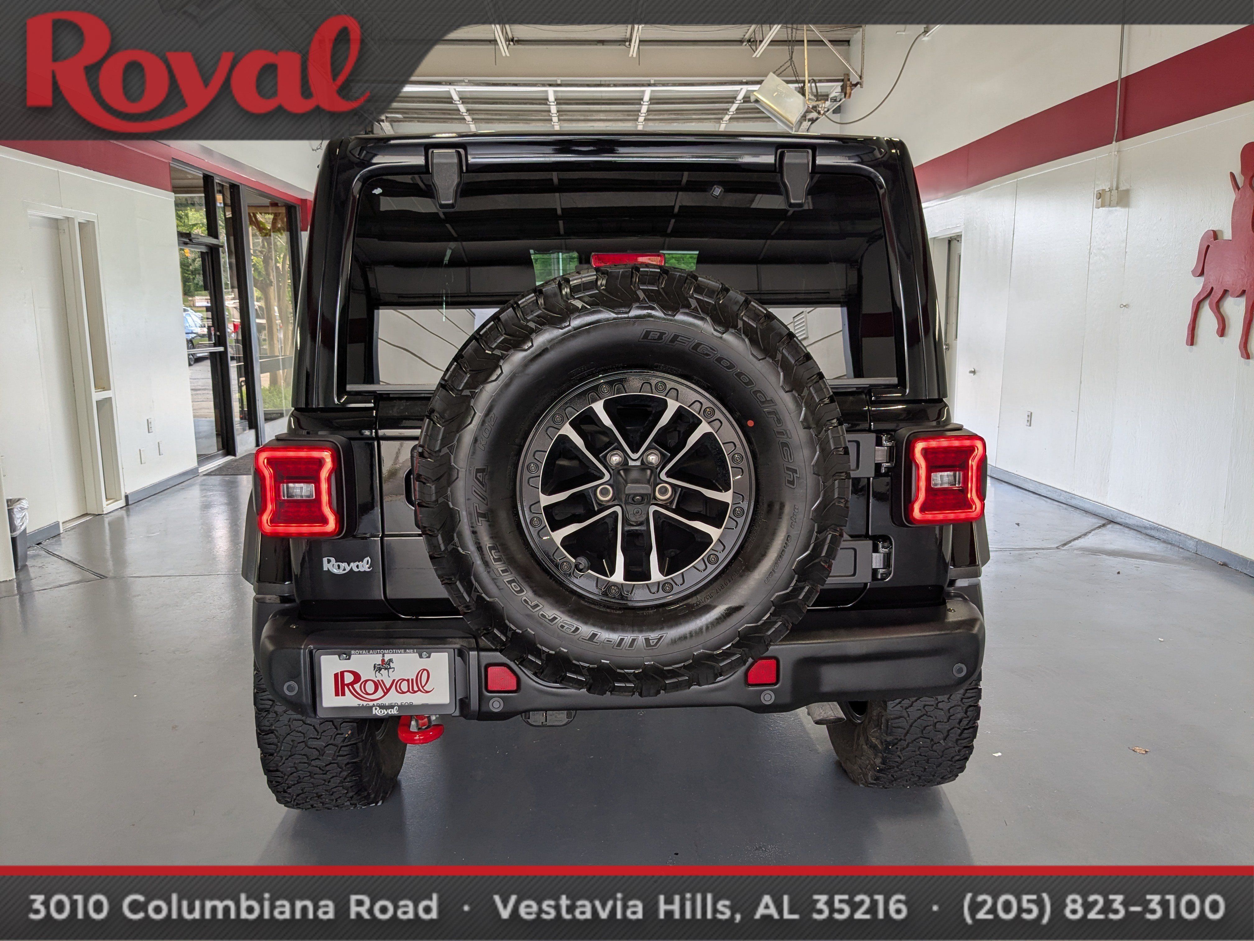 Used 2024 Jeep Wrangler Unlimited Rubicon AWD/4WD image 3