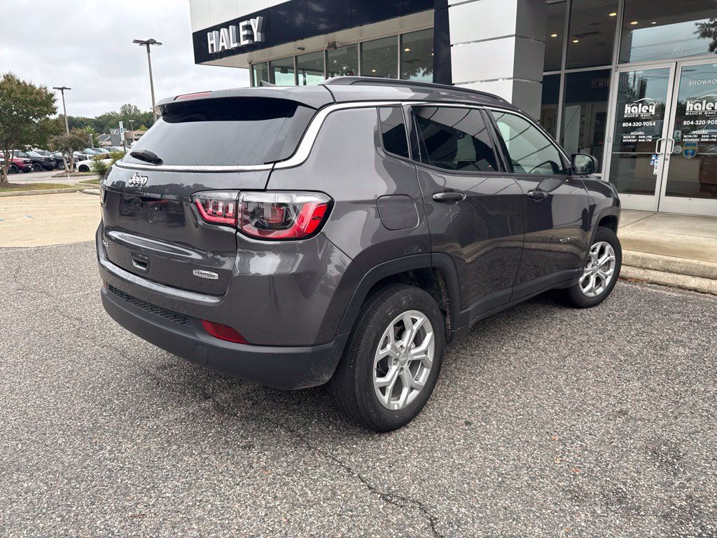 Used 2024 Jeep Compass Latitude AWD/4WD image 6