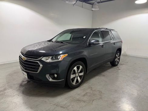Used 2020 Chevrolet Traverse LT w/ LT Premium Package image 3