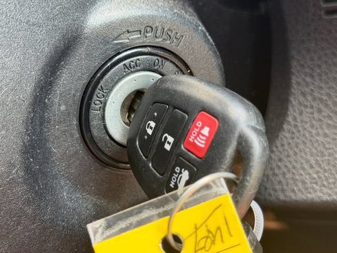Used 2017 Toyota Corolla SE FWD image 30