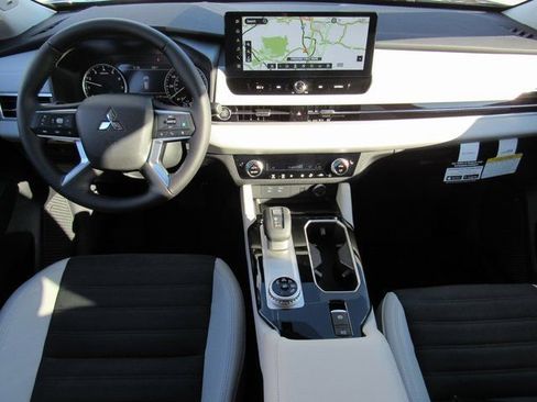 New 2026 Mitsubishi Outlander SE image 9