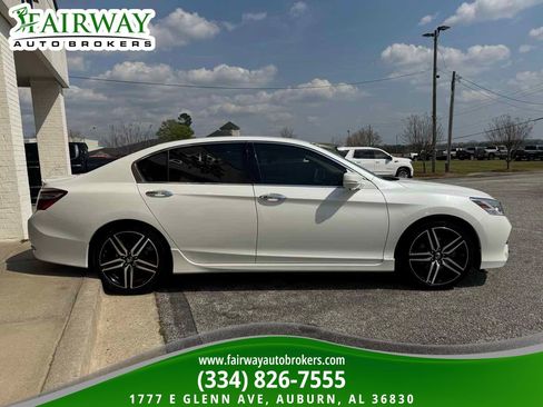 Used 2017 Honda Accord Touring image 5