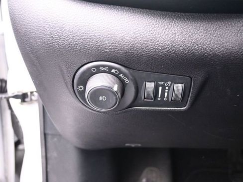 Used 2025 Jeep Compass Limited image 17