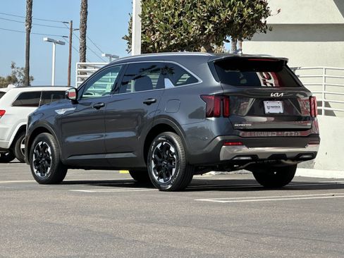 Used 2024 Kia Sorento S AWD/4WD image 3