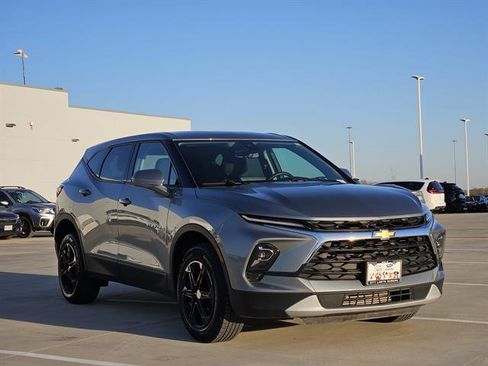 Used 2025 Chevrolet Blazer LT image 2