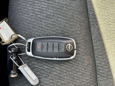 Used 2025 Nissan Rogue SV FWD image 25