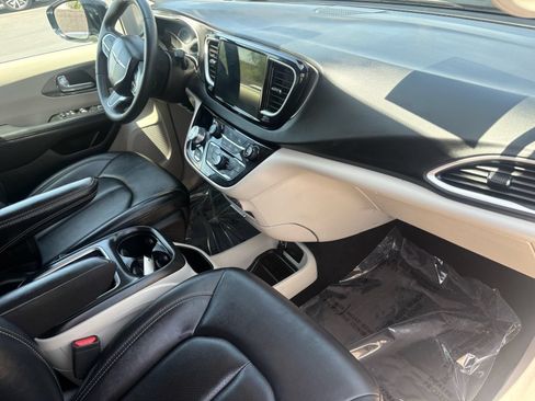 Used 2024 Chrysler Pacifica Touring-L FWD image 14
