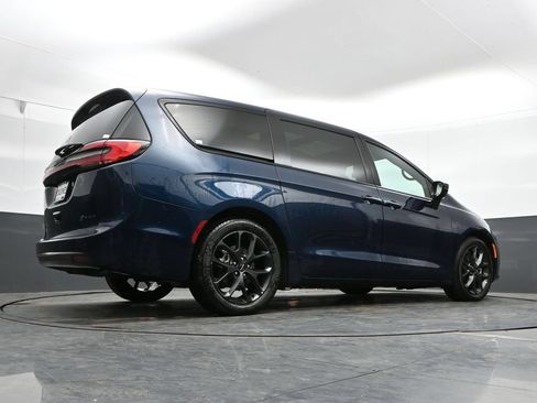 Used 2023 Chrysler Pacifica Limited w/ S Appearance Package FWD image 39