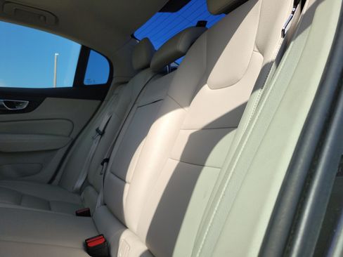 Used 2020 Volvo S60 T5 Momentum FWD image 12