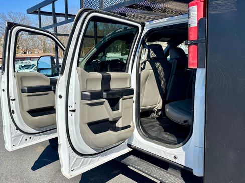 Used 2020 Ford F550 Crew Storge with Dump Body w L image 19