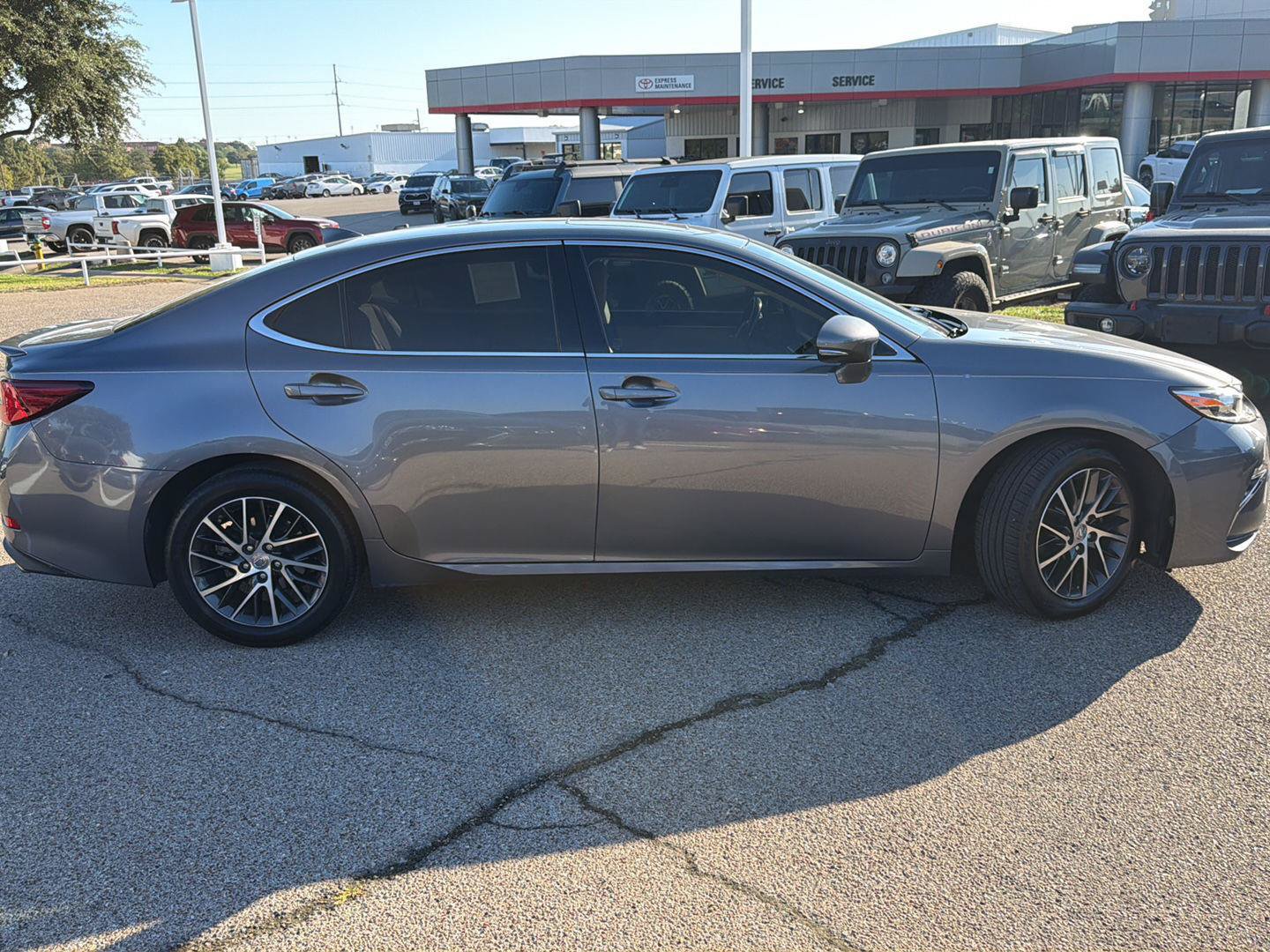 Used 2016 Lexus ES 350 w/ Premium Package w/Wood Trim FWD image 2