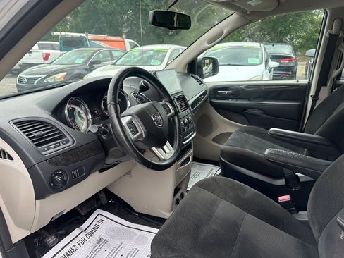Used 2017 Dodge Grand Caravan SE w/ UConnect Hands-Free Group FWD image 7