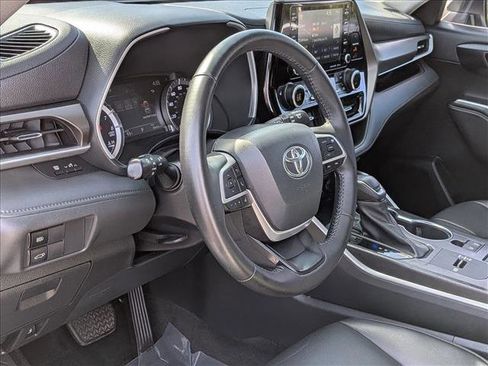 Used 2022 Toyota Highlander XLE FWD image 9