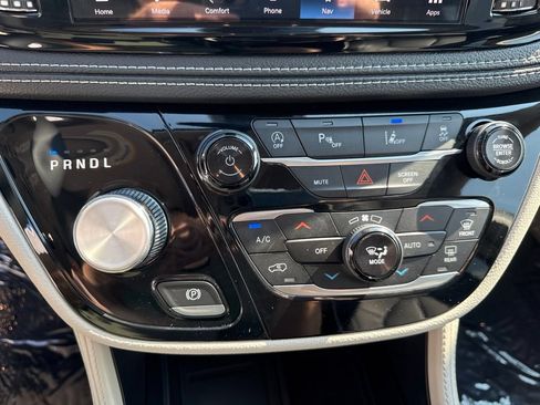 Used 2023 Chrysler Pacifica Limited AWD/4WD image 33